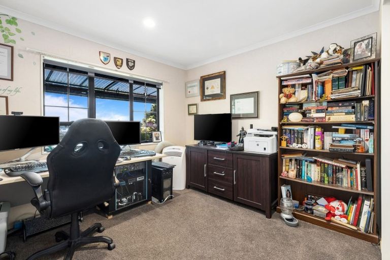 Photo of property in 27 Lorikeet Place, Unsworth Heights, Auckland, 0632