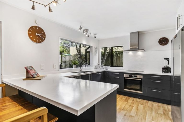 Photo of property in 2/22 Lagoon Way, West Harbour, Auckland, 0618