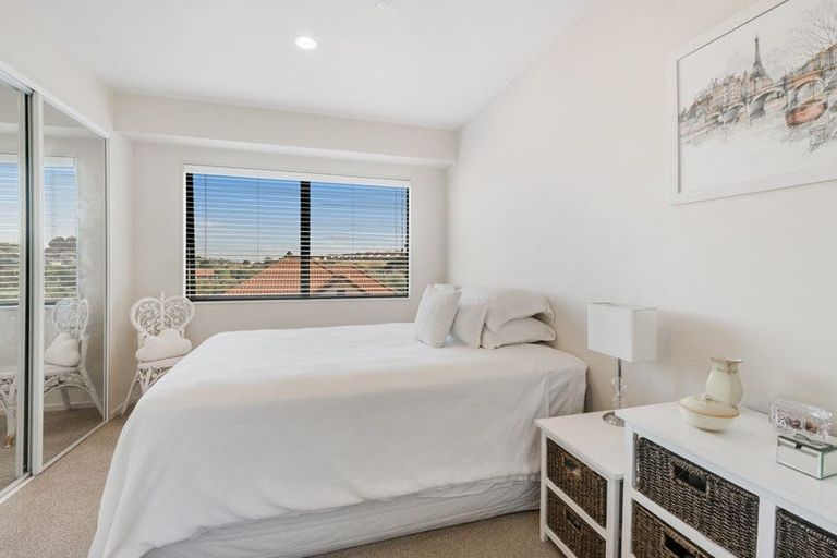 Photo of property in 32 Parkwood Crescent, Gulf Harbour, Whangaparaoa, 0930