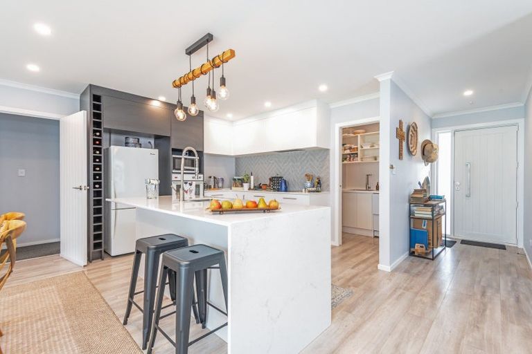 Photo of property in 96 Johnstone Drive, Fitzherbert, Palmerston North, 4410