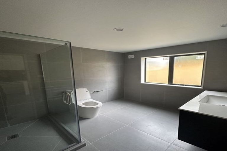 Photo of property in 8a Lynn Road, Bayview, Auckland, 0629