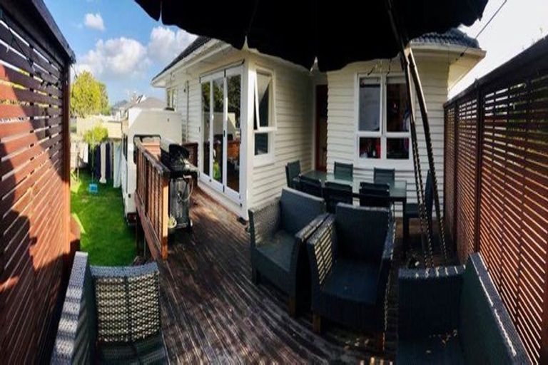 Photo of property in 33 Paparoa Road, Cockle Bay, Auckland, 2014