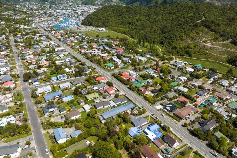 Photo of property in 128 Waikawa Road, Picton, 7220