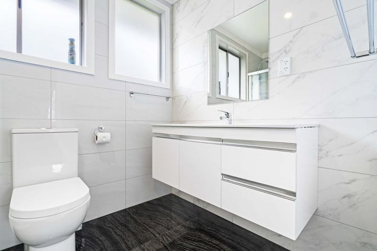 Photo of property in 2 Muir Avenue, Mangere Bridge, Auckland, 2022