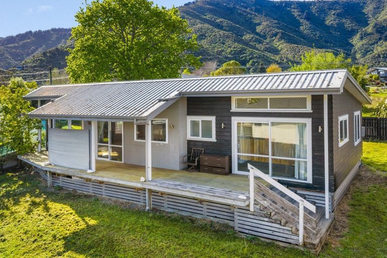Photo of property in 261 Waikawa Road, Waikawa, Picton, 7220