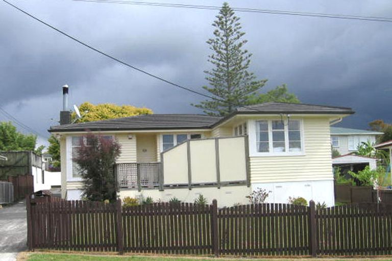 Photo of property in 2 Kaweka Street, New Lynn, Auckland, 0600