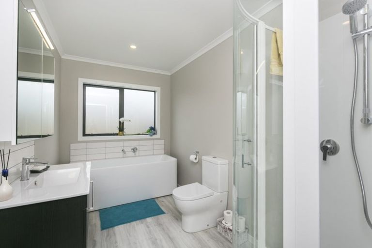 Photo of property in 9b Epic Way, Newlands, Wellington, 6037