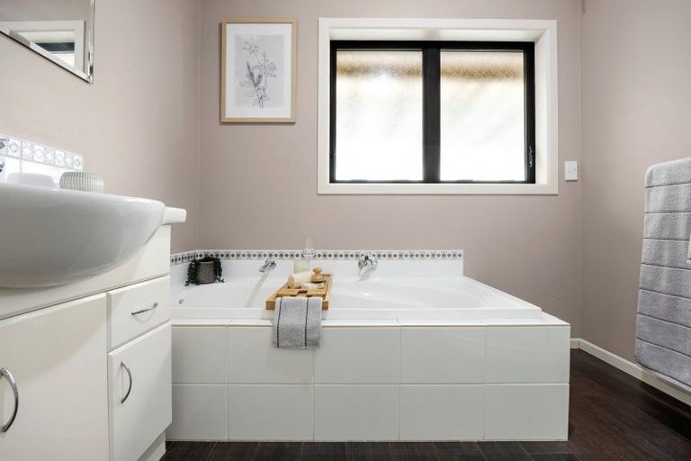 Photo of property in 5 Ruske Place, Grandview Heights, Hamilton, 3200