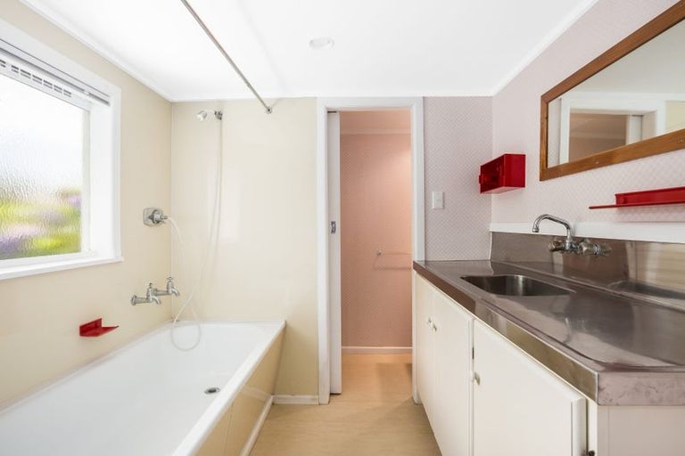 Photo of property in 97 Northland Road, Northland, Wellington, 6012