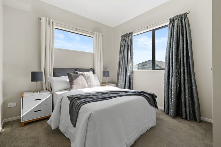 Photo of property in 10 Twin Parks Rise, Papakura, 2110