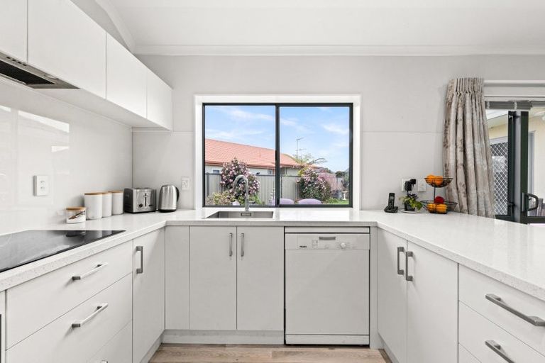 Photo of property in 18 Claridge Place, Taradale, Napier, 4112