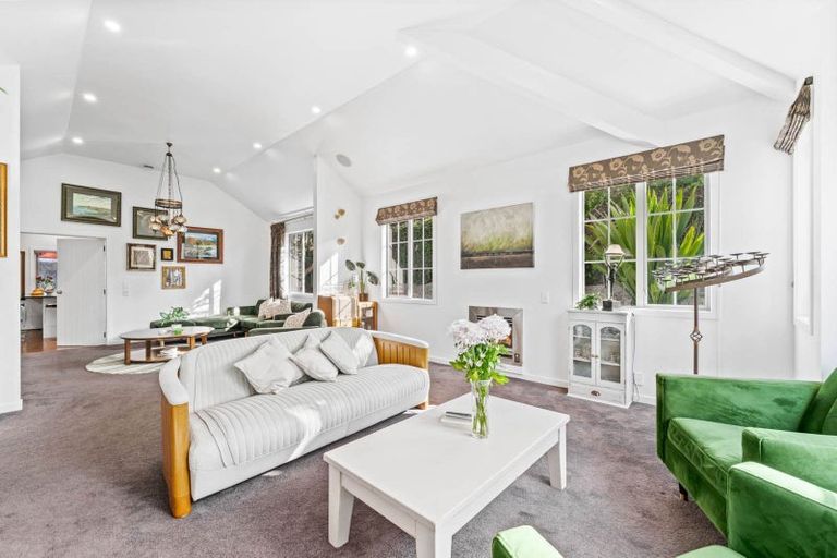 Photo of property in 52 Rising Parade, Fairview Heights, Auckland, 0632
