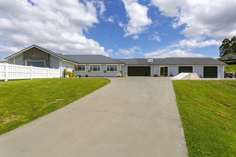 Photo of property in 97 Loch Views Road, Acacia Bay, Taupo, 3385