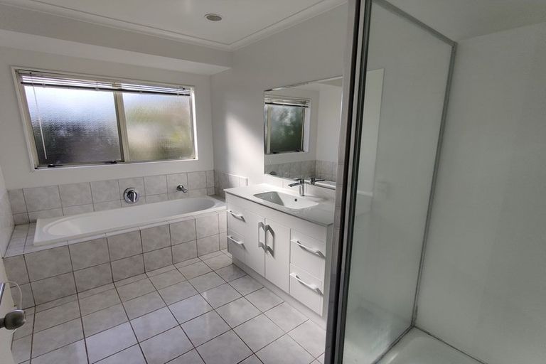 Photo of property in 244 Cascades Road, Botany Downs, Auckland, 2010