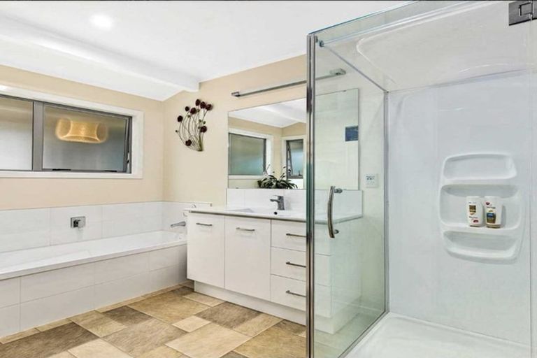 Photo of property in 80 Ravenwood Drive, Forrest Hill, Auckland, 0620