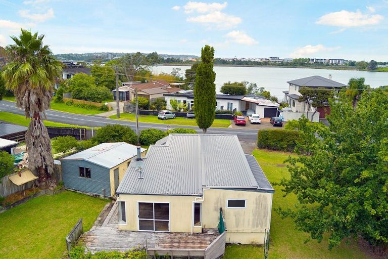 Photo of property in 28 Ferry Parade, Herald Island, Auckland, 0618