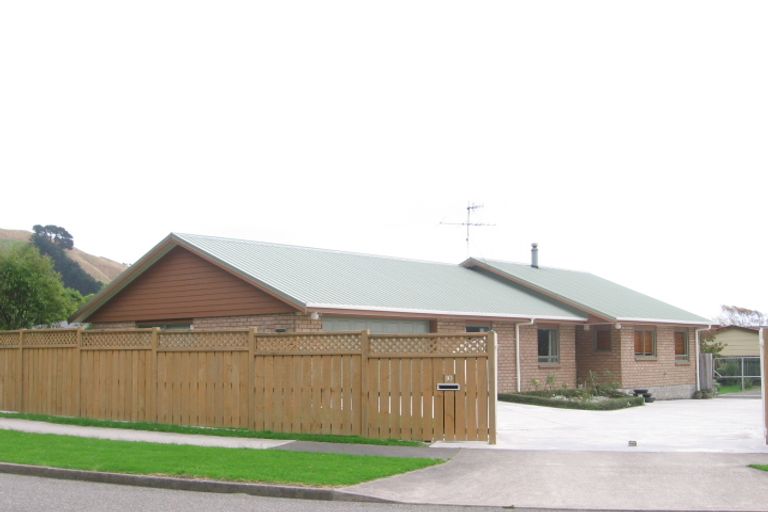 Photo of property in 10 Poneke Drive, Waikanae, 5036