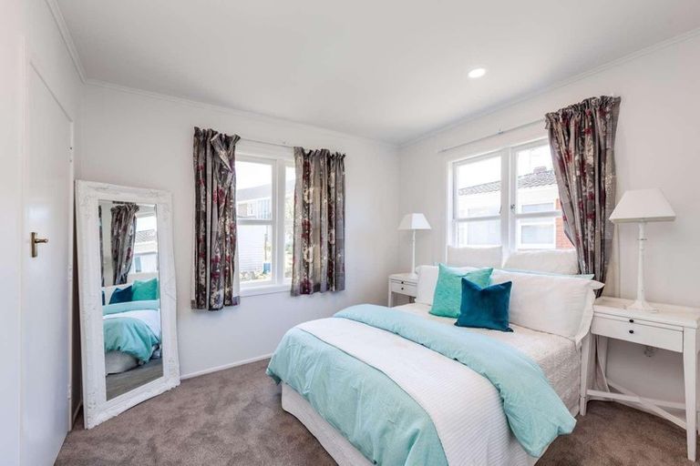 Photo of property in 2/18 Fowler Street, Northcote, Auckland, 0627