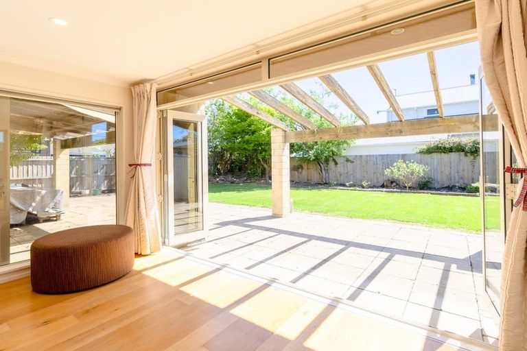 Photo of property in 40 Saint Andrews Square, Strowan, Christchurch, 8052