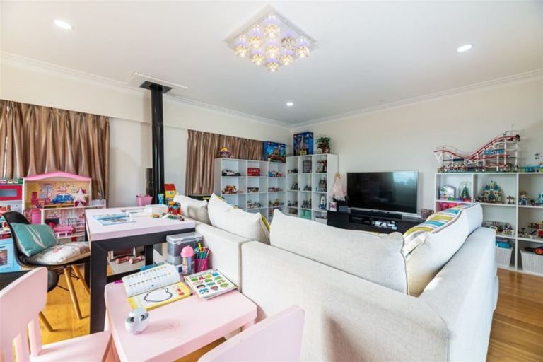 Photo of property in 6 Fairlea Road, Te Atatu South, Auckland, 0610