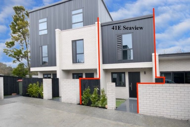 Photo of property in 41e Camelot Place, Glenfield, Auckland, 0629