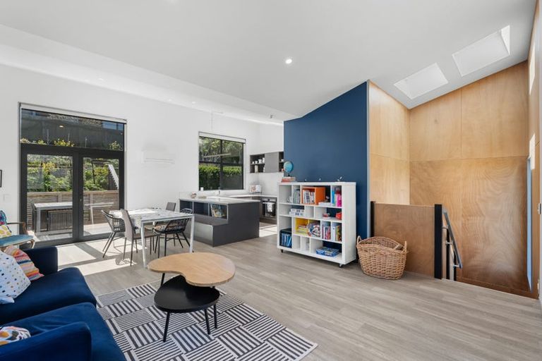 Photo of property in 6 Selwyn Road, Lyttelton, 8082