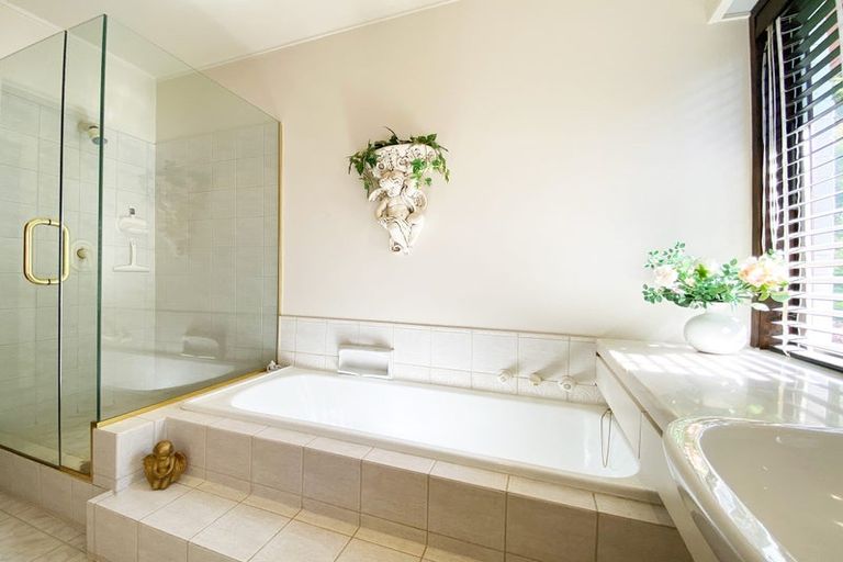 Photo of property in 18 Burford Place, Mellons Bay, Auckland, 2014