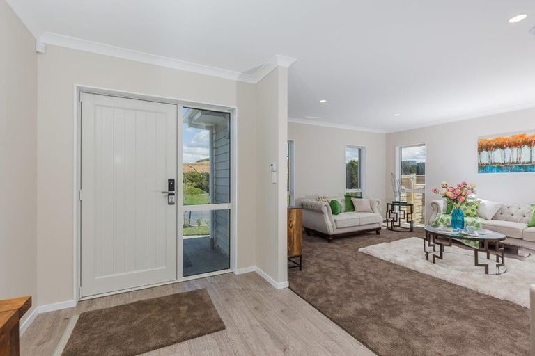 Photo of property in 18 Syd Grant Crescent, Orewa, 0931
