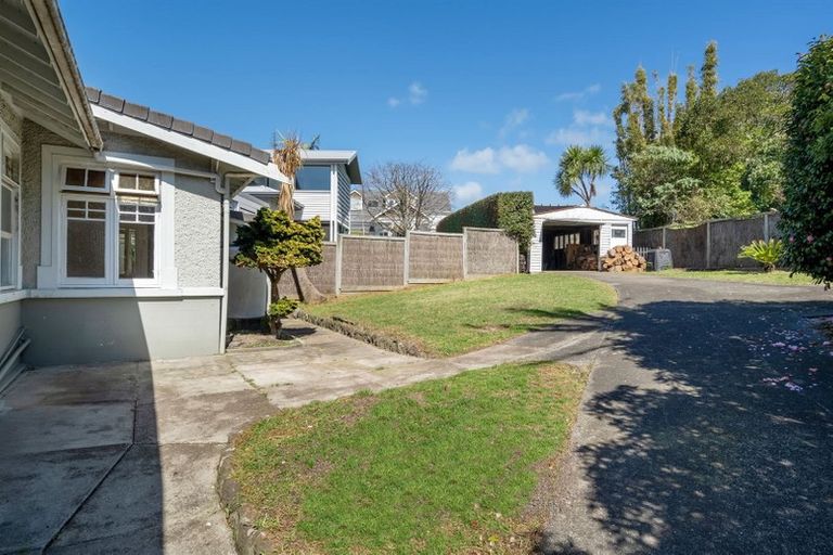 Photo of property in 16 Hinemoa Terrace, Birkenhead, Auckland, 0626