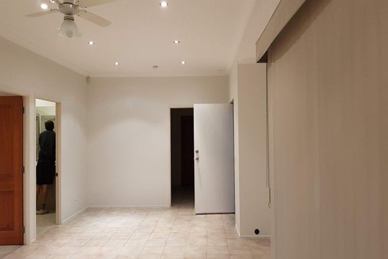 Photo of property in 76 Edgewater Drive, Pakuranga, Auckland, 2010