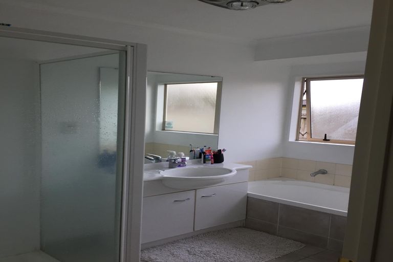 Photo of property in 16 Reremanu Place, Weymouth, Auckland, 2103