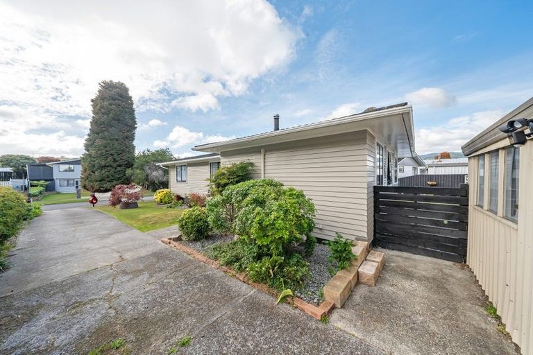 Photo of property in 6 Topeka Grove, Totara Park, Upper Hutt, 5018