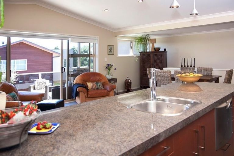 Photo of property in 2/17 Tremaine Avenue, Two Mile Bay, Taupo, 3330