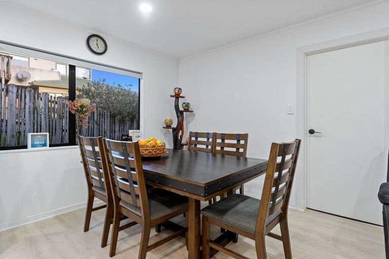 Photo of property in 2/27 Mallard Place, Unsworth Heights, Auckland, 0632