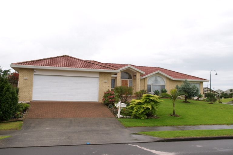 Photo of property in 1 Hagen Close, Golflands, Auckland, 2013