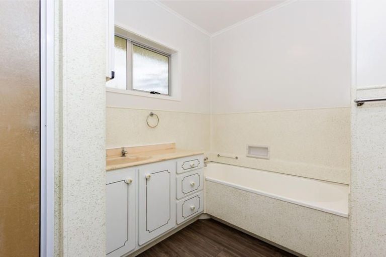 Photo of property in 36 Cron Avenue, Te Atatu South, Auckland, 0610