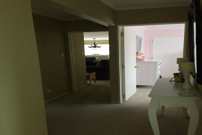 Photo of property in 16 Reremanu Place, Weymouth, Auckland, 2103