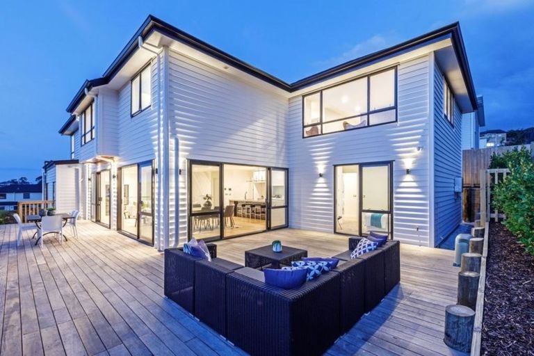 Photo of property in 42 Fernhill Way, Oteha, Auckland, 0632