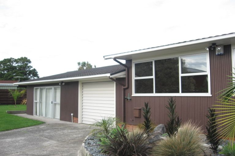 Photo of property in 17 Tupaki Place, Pakuranga Heights, Auckland, 2010