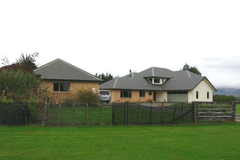 Photo of property in 37 Schnell Drive, Kelvin Grove, Palmerston North, 4414