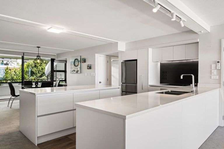Photo of property in 3/10 Marine Parade, Mount Maunganui, 3116