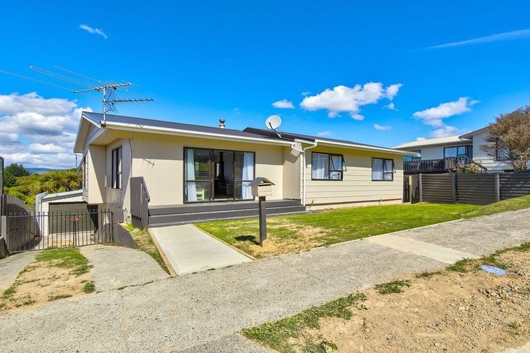 Photo of property in 11 Parkinson Close, Whitby, Porirua, 5024