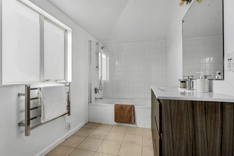 Photo of property in 2/19 Rodney Road, Northcote Point, Auckland, 0627