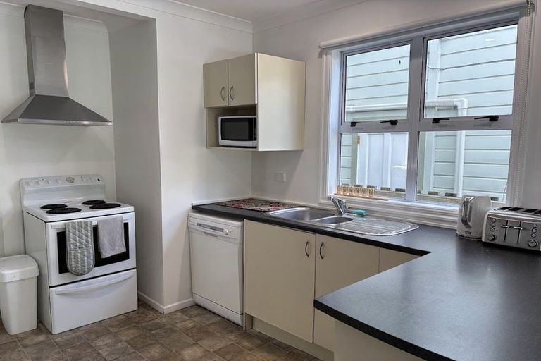 Photo of property in 121 Kelburn Parade, Kelburn, Wellington, 6012