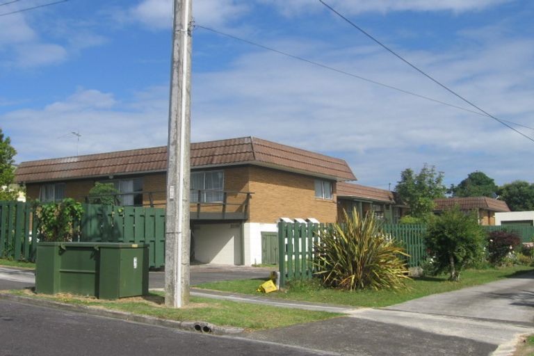 Photo of property in 2/94 Lynwood Road, New Lynn, Auckland, 0600