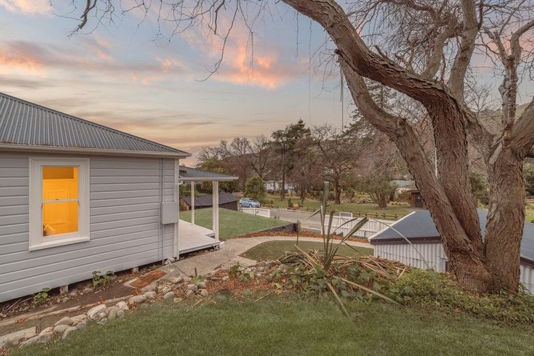 Photo of property in 37 Port Hills Road, Heathcote Valley, Christchurch, 8022