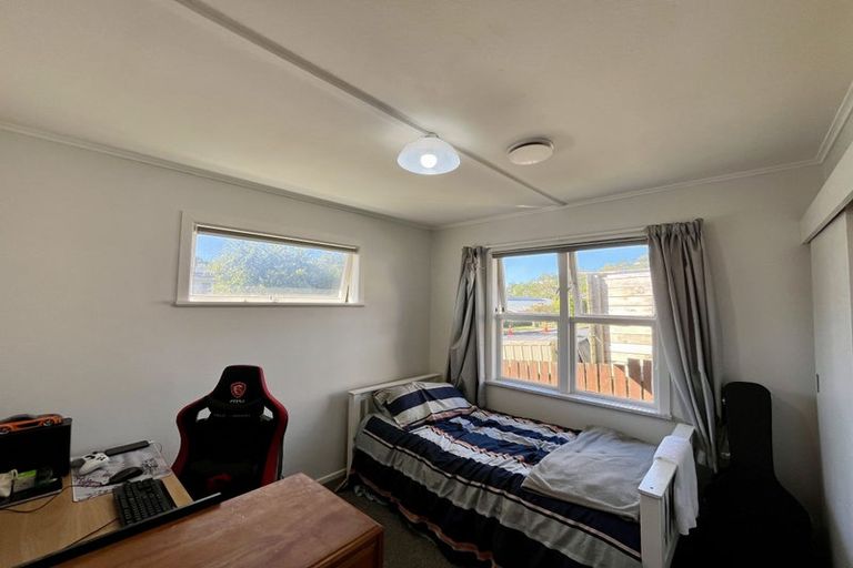 Photo of property in 28 Batchelor Street, Newlands, Wellington, 6037