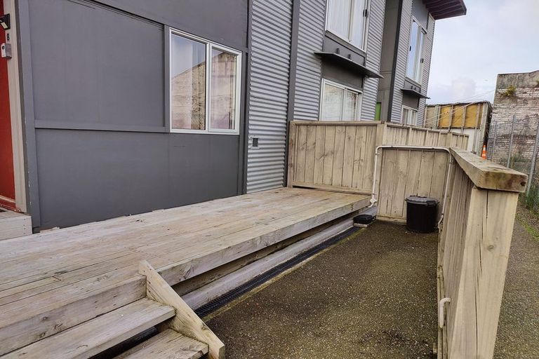 Photo of property in 3 Kelvin Grove, Te Aro, Wellington, 6011