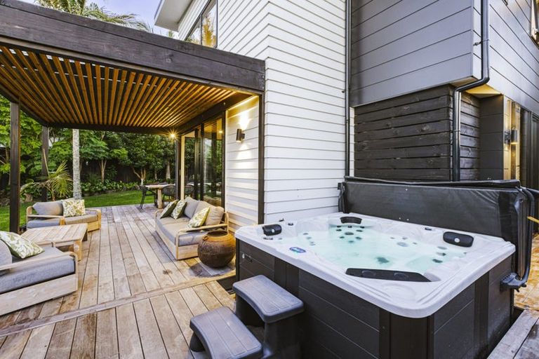 Photo of property in 15c Helga Crescent, Te Atatu Peninsula, Auckland, 0610