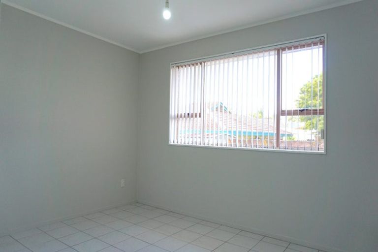 Photo of property in 3/38 Ballater Place, Highland Park, Auckland, 2010